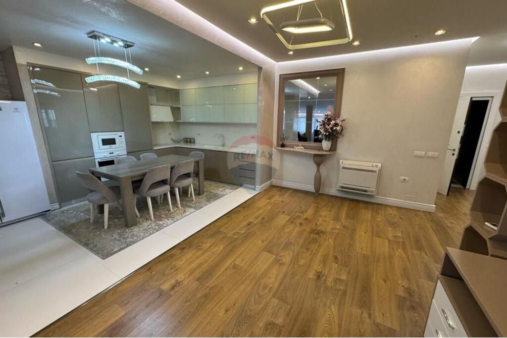 Shitet apartament 3+1 (papafingo) ne Fresk