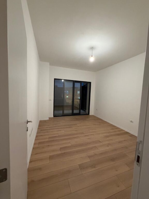 Jepet  2 ambient pune dhe 2 tualete me qira ,Rruga Barrikada