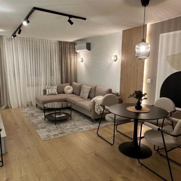21-dhjetori, jepet me qera apartament 2+1 modern!