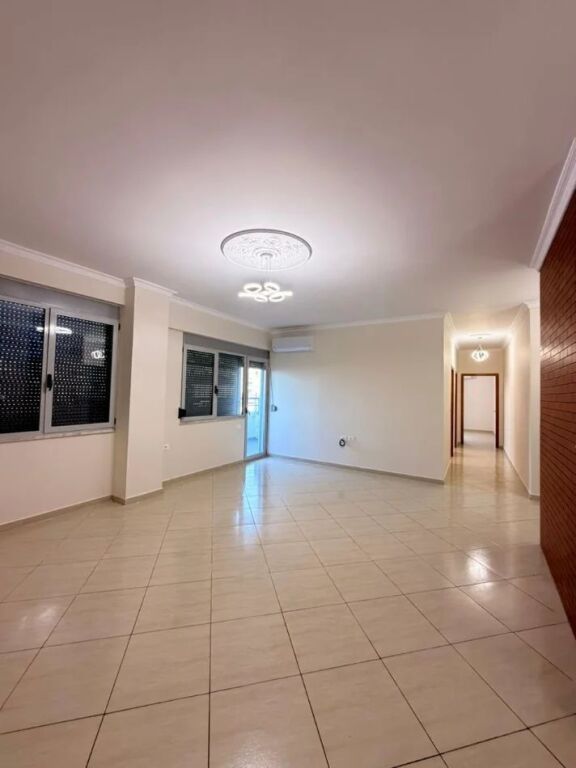 JEPET ZYRE ME QERA 130M2 RRUGA E DIBRES