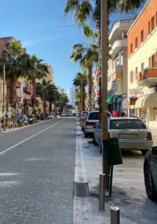 Shiten Dy vilat ngjitur me njera tjetren te bulevardi kryesor