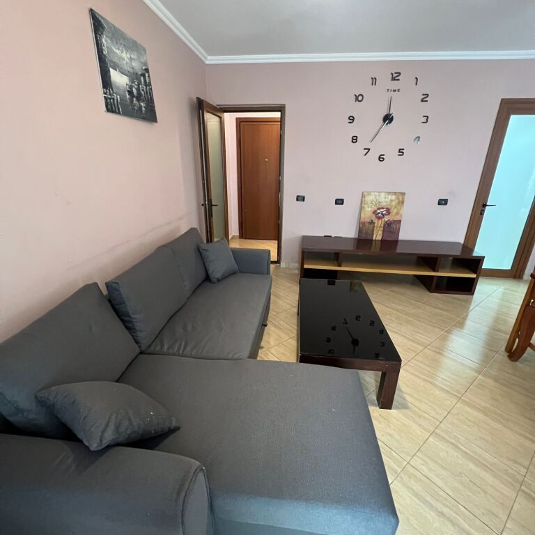 Apartament 1+1 me qira – Rruga e Dibrës, pranë Fakultetit të Mjekësisë !