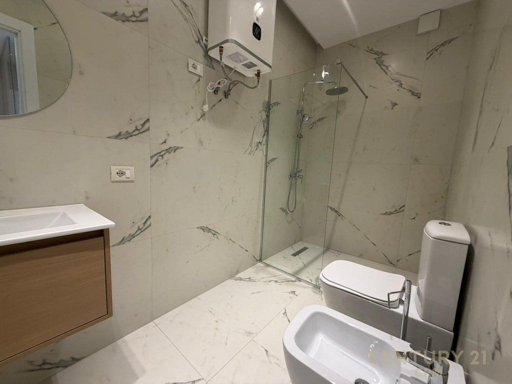 Apartment 2+1+2 for rent at Pazari i Ri