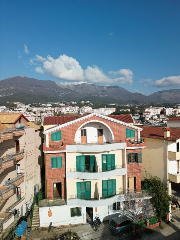 Vilë në shitje (gjysma e vilës)