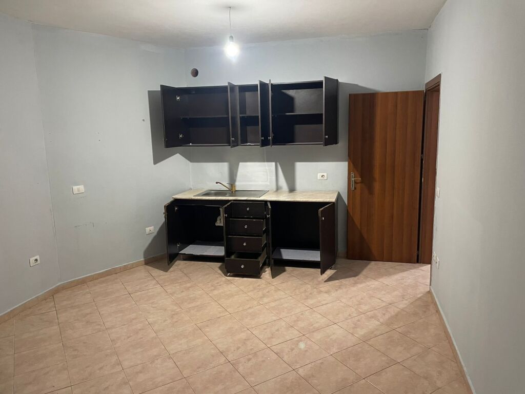 Appartamento 1+1 in affitto a Yzberish, 300 mila lek