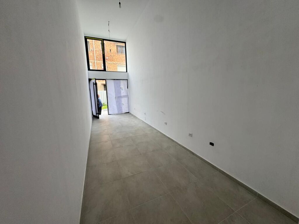 📢 Jepet me qera ambient biznesi  📍 Adresa: Tregu Elektrik, Klinka Glozheni💶 Çmimi: 400 € / muaj