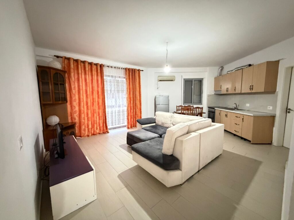 For rent Apartment 2+1, near the Botanical Garden close to the Mosque 400 thousand lek