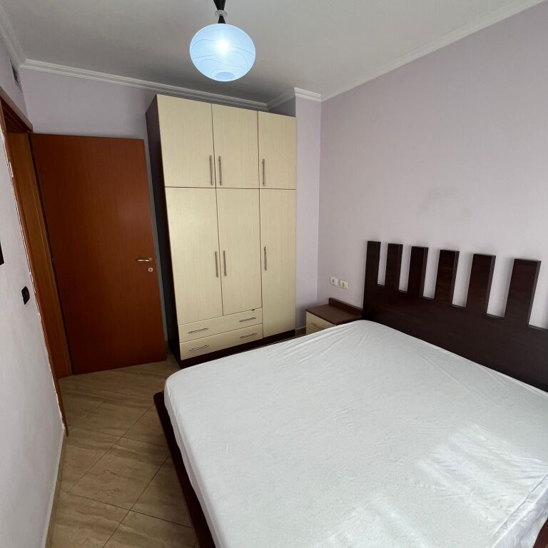 Apartament 1+1 me qira – Rruga e Dibrës, pranë Fakultetit të Mjekësisë !