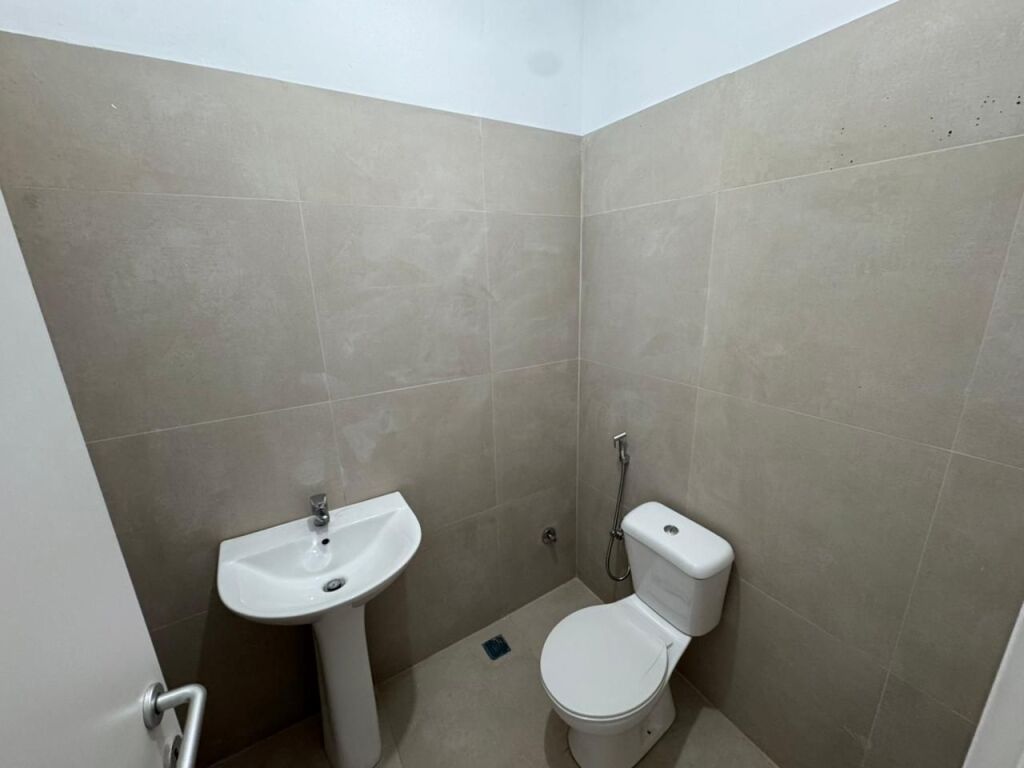 📢 Jepet me qera ambient biznesi  📍 Adresa: Tregu Elektrik, Klinka Glozheni💶 Çmimi: 400 € / muaj