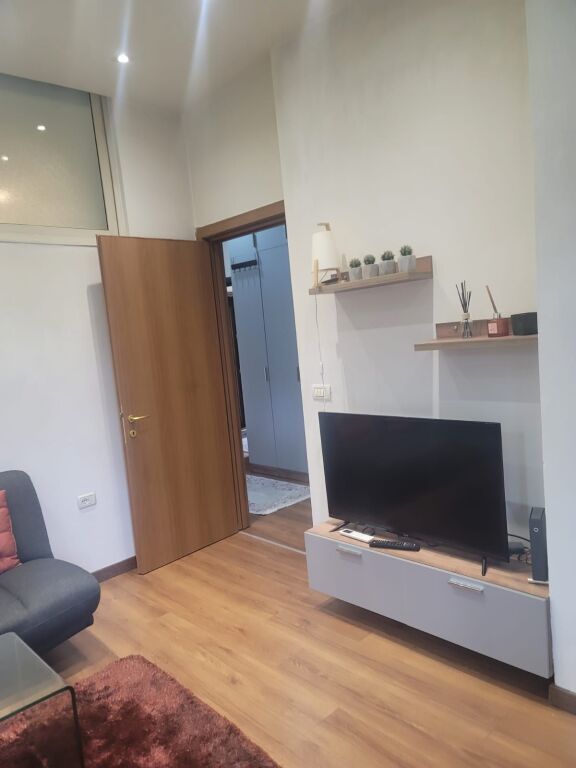 Jepet me qera Apartamenti 1+1 , Qender mbas 9-katesheve tek Tirana Parking 600 euro