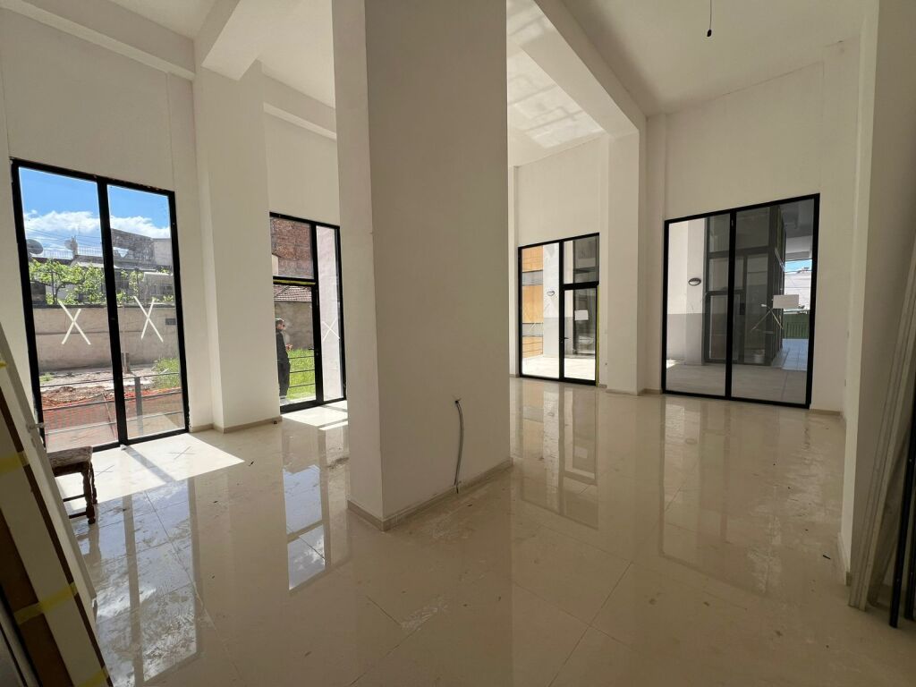 Commercial space for rent at Shkolla e kuqe