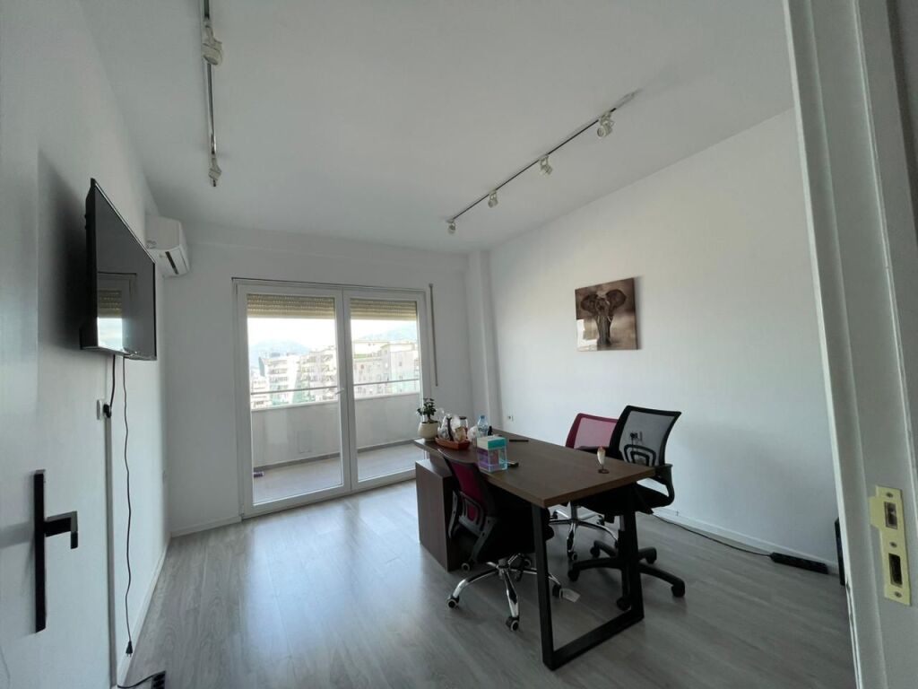 AMBIENT PER QERA TE KRISTAL CENTER