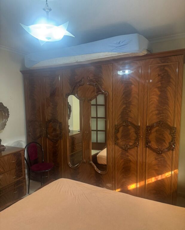 Jepet me qera Apartamenti 1+1 , rruga Kongresi Manastirit prane Spitalit 5 perballe Pediatrise 400 mije leke
