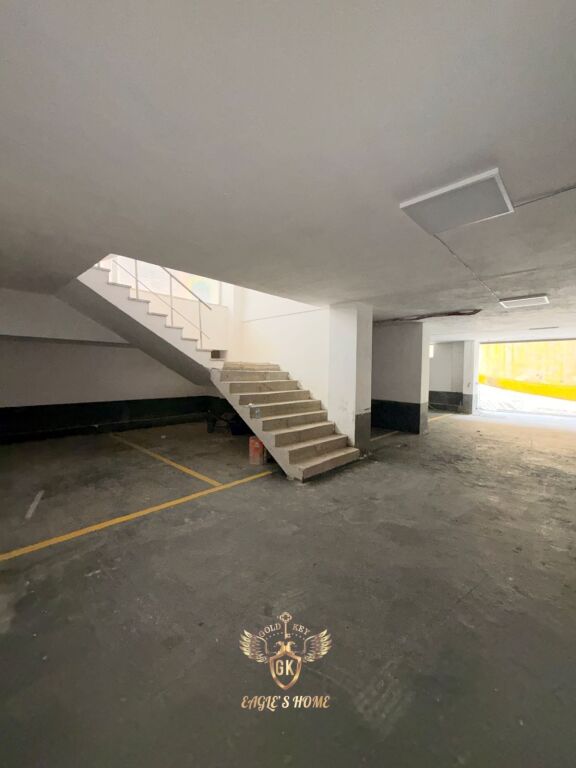 🏡 FOR SALE 8 PARKING SPACES PRIVATE ENTRANCE