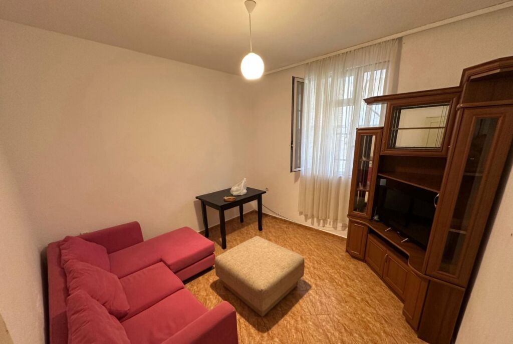 Jepet me qera shtepia 1+1 , Zogu i Zi prane Kryqit te Kuq 400 mije leke