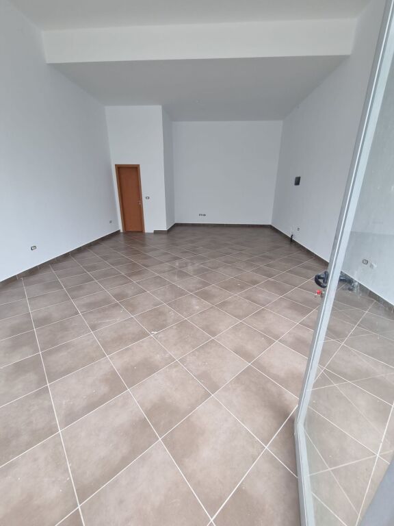 SHOP FOR RENT 52M2 ASTIR