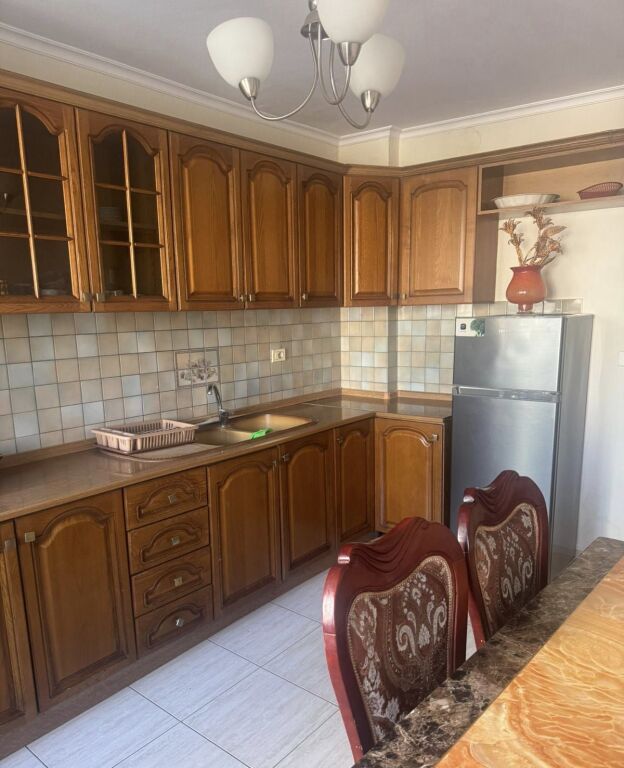 APARTAMENT 1+1. 40000 LEKE.PRANE SPITALIT PEDIATRIK.RRUGA BARDHYL