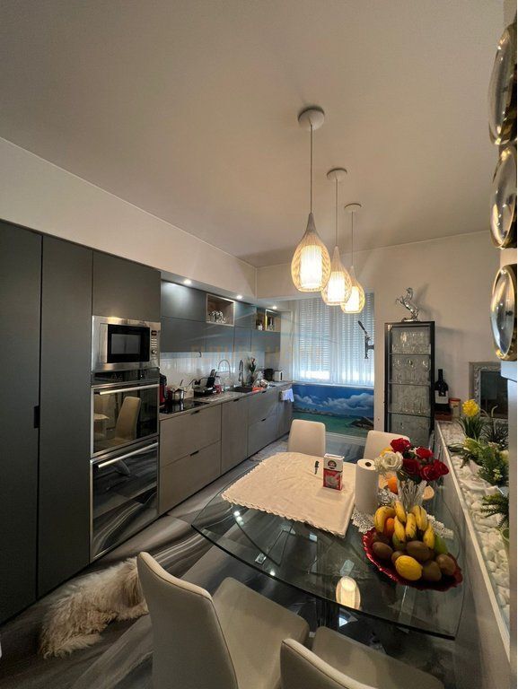 Apartment 3+1+2+Storage for sale, Komuna e Parisit.