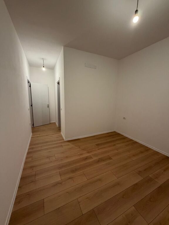 Jepet  2 ambient pune dhe 2 tualete me qira ,Rruga Barrikada