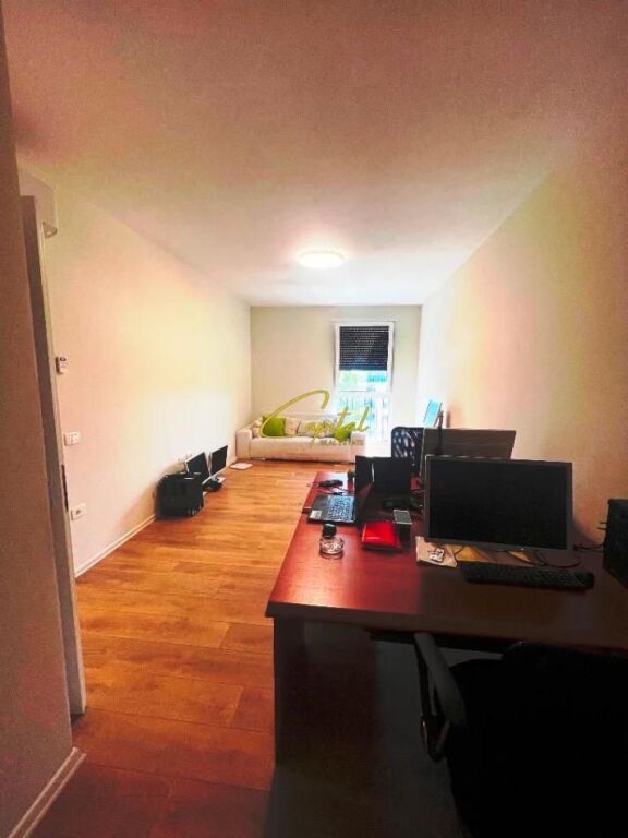 ZYRE ME QIRA 100 M2 KOMUNA E PARISIT 1.100 EURO