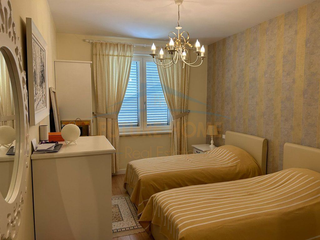 Appartamento 3+1+3+ 2 garage in vendita Kodra e Diellit 1