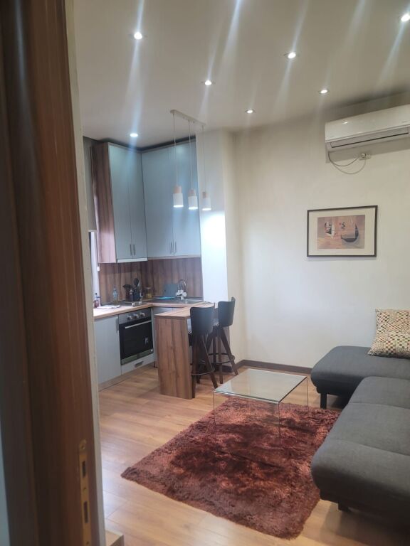 Jepet me qera Apartamenti 1+1 , Qender mbas 9-katesheve tek Tirana Parking 600 euro