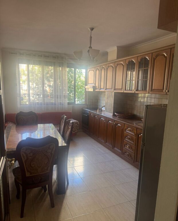 Jepet me qera Apartamenti 1+1 , rruga Kongresi Manastirit prane Spitalit 5 perballe Pediatrise 400 mije leke