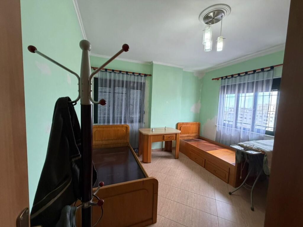 Shitet Apartament 3+1+2+2