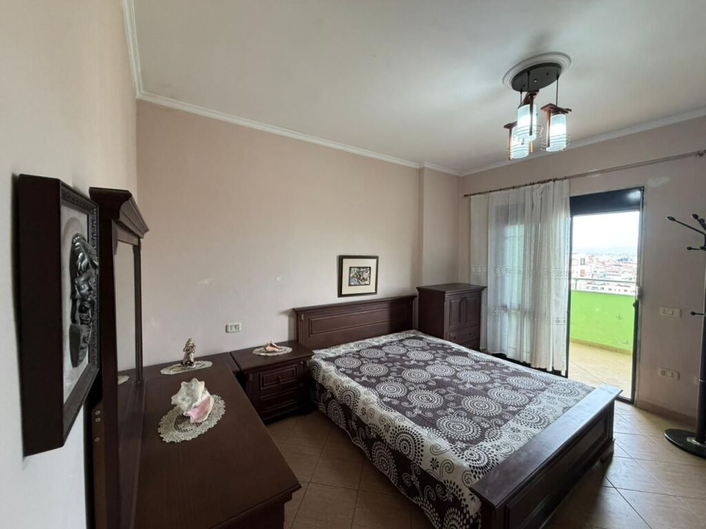 Shitet Apartament 3+1+2+2