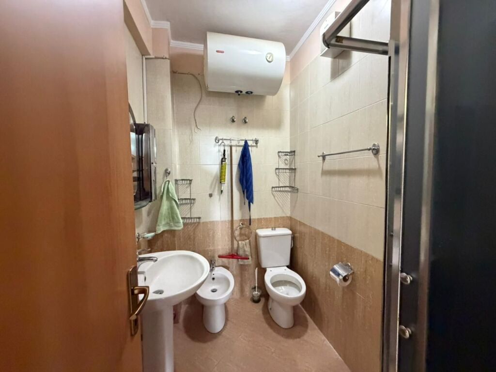 Shitet Apartament 3+1+2+2