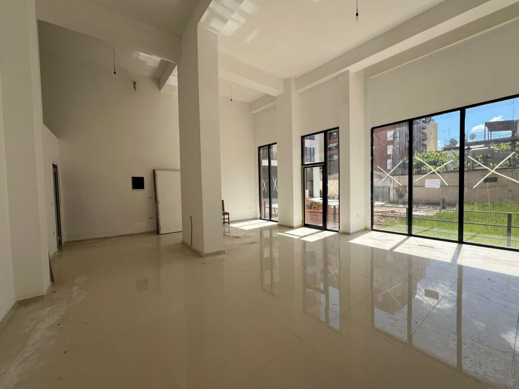 Commercial space for rent at Shkolla e kuqe