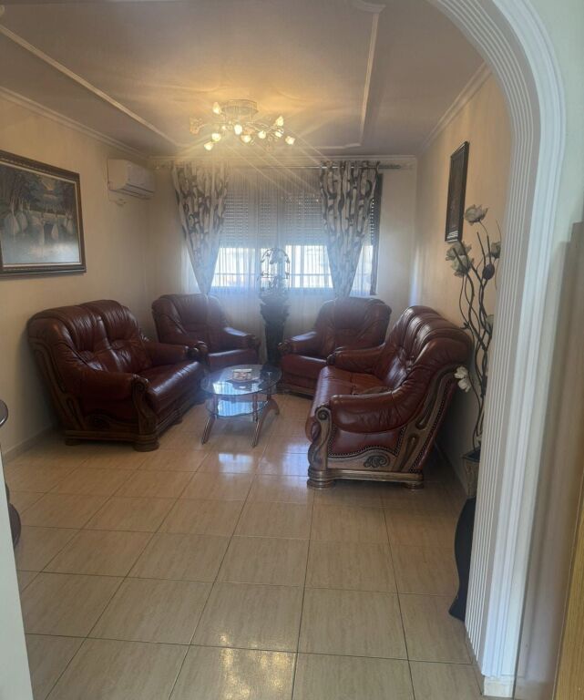 APARTAMENT 1+1. 40000 LEKE.PRANE SPITALIT PEDIATRIK.RRUGA BARDHYL