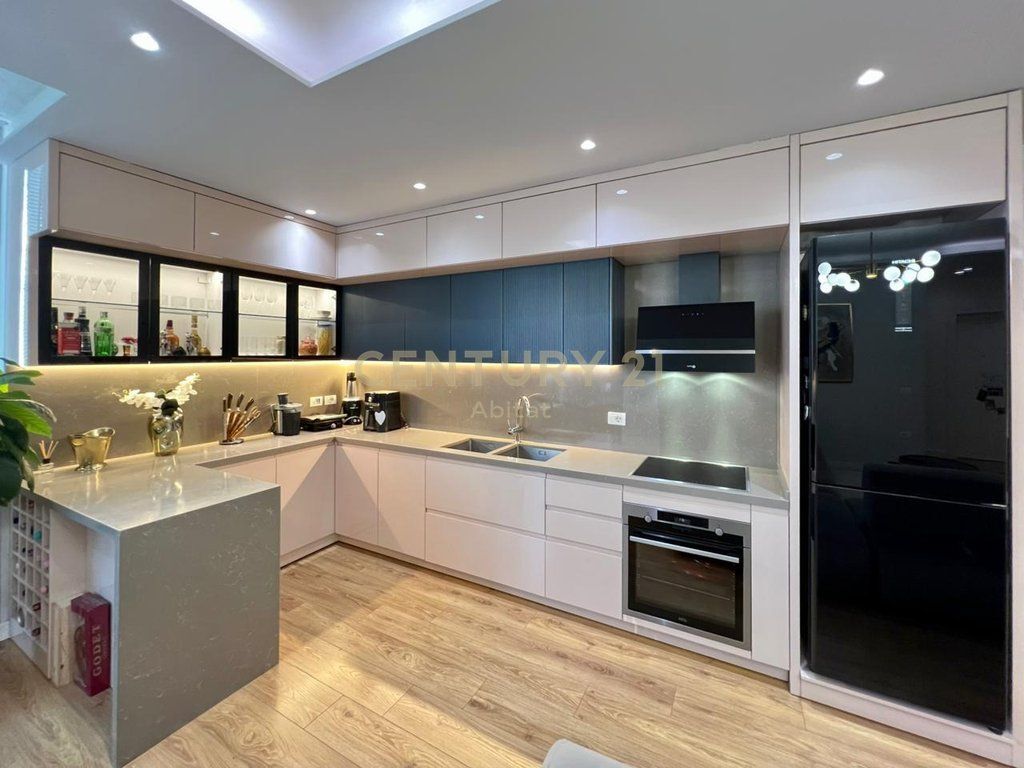 Apartment 2+1+2+Parking Space for sale in Komuna e Parisit