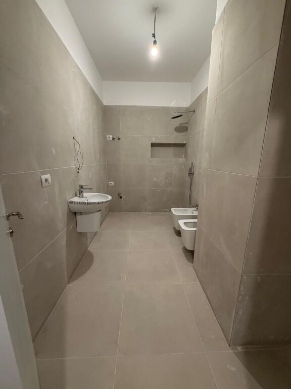 Jepet  2 ambient pune dhe 2 tualete me qira ,Rruga Barrikada