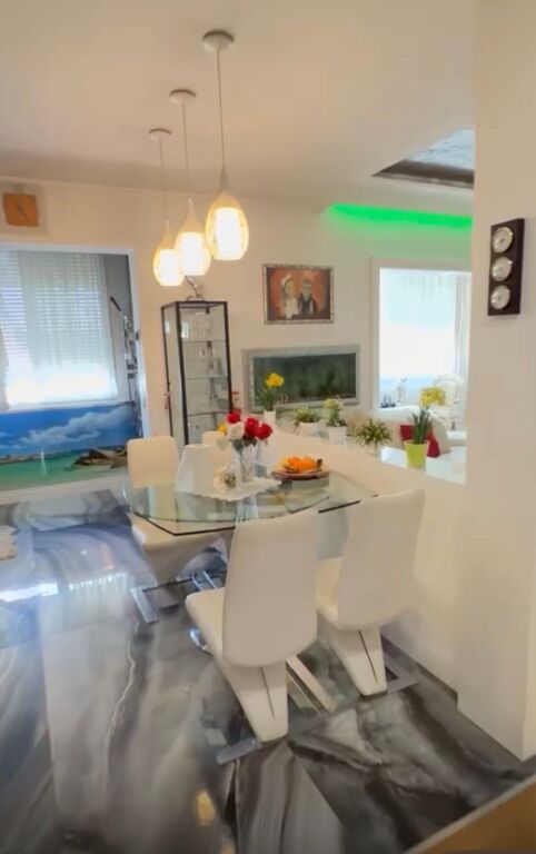 Apartment 3+1+2+Storage for sale, Commune of Paris.