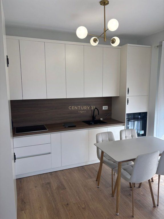 Jepet me qera apartament 2+1+2 në Porcelan (perball UET)