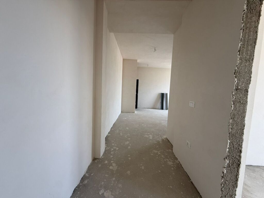 Shitet Apartament 2+1+Verande , Ish Fusha Aviacionit