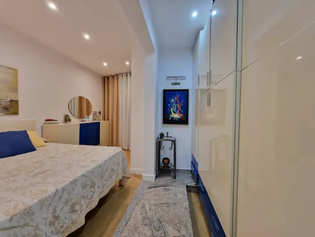 Shitje | Apartament 3 + 1 | Rruga Fortuzi | 350000 €