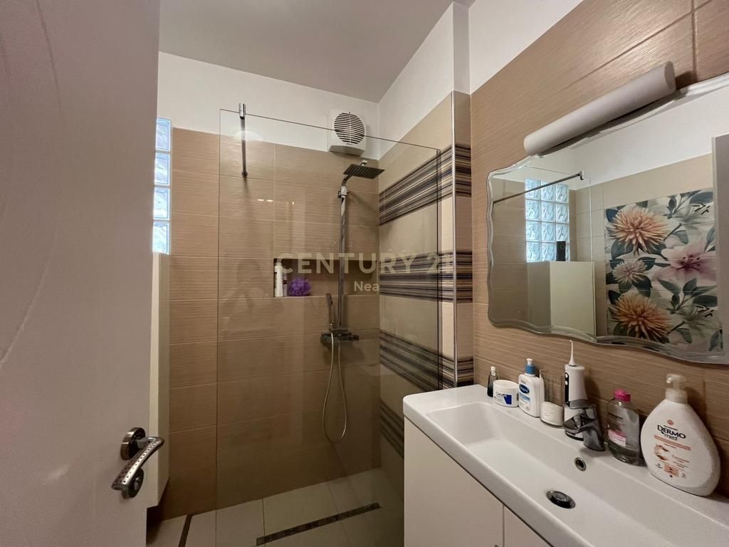Shesim apartament te investuar 2+1 me verande ne Astir !!