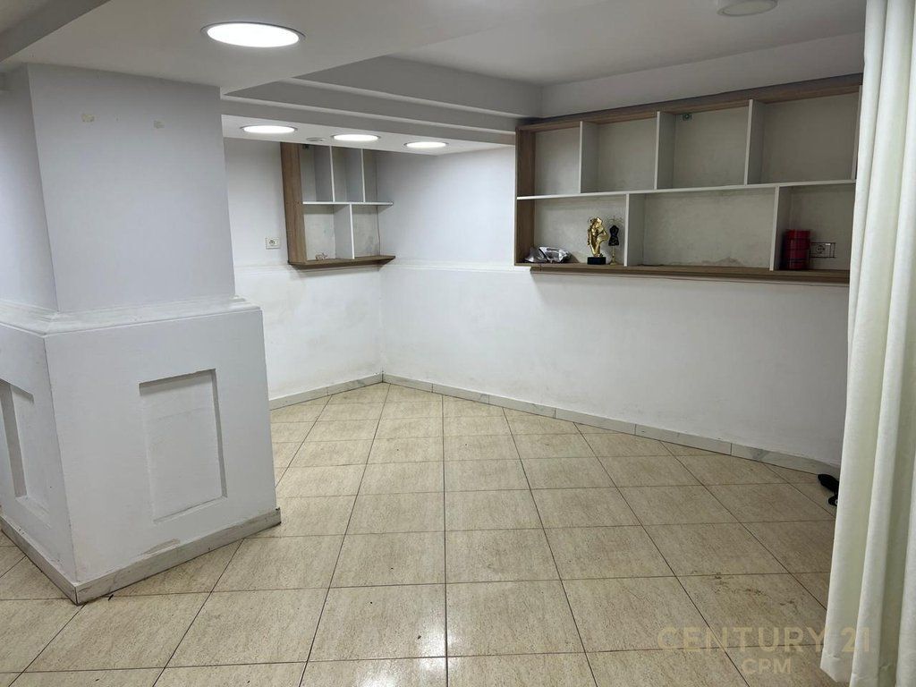 Locale commerciale nel cuore di Ish-Blloku, vicino ai palazzi Agimi
