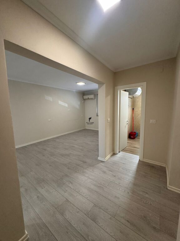 ZYRE ME QERA 70M2 21 DHJETORI 800 EURO  FH-72663