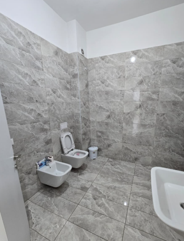 Jepet zyrë me qira – Square 21