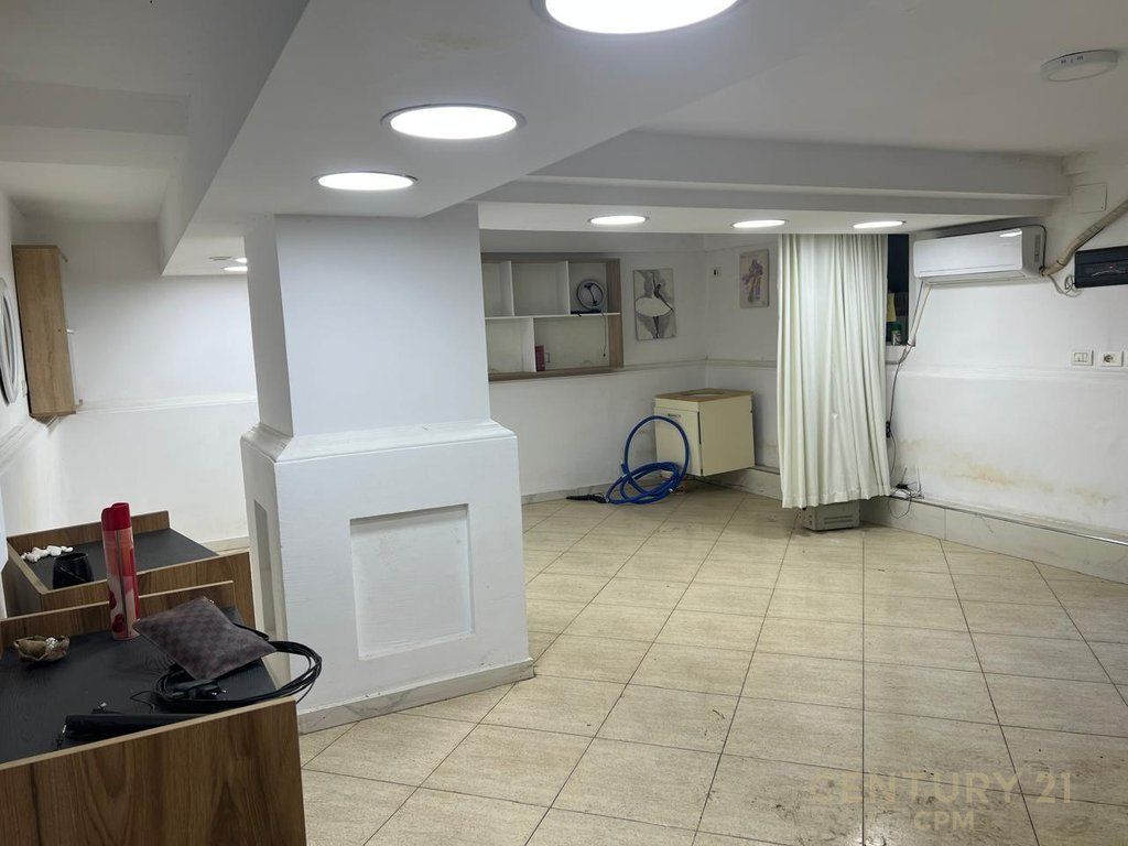 Locale commerciale nel cuore di Ish-Blloku, vicino ai palazzi Agimi