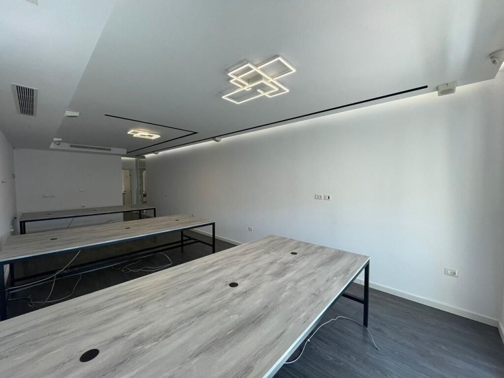 JEPET ZYRE ME QERA 130M2 KOMUNA E PARISIT