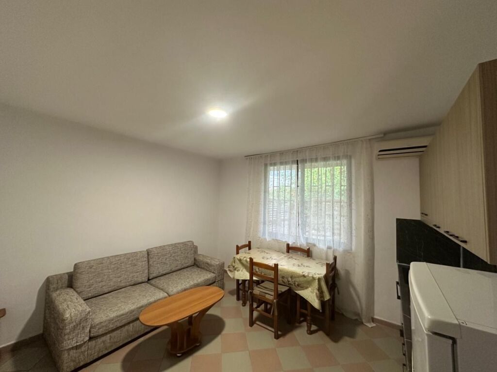 Affittasi appartamento 1+1 in casa privata, presso Fabrika e Mjellit, primo piano  L'appartamento è adatto per coppie o persone singole, in una zona tranquilla e con buon accesso.  💰 Prezzo: 40.000 lek/mese.  Per maggiori informazioni contattare privatamente.