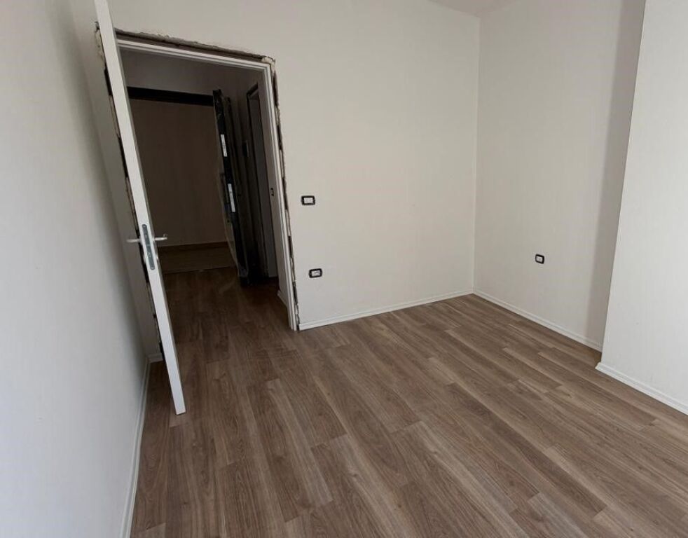 Shitet apartament 1+1 në Sauk