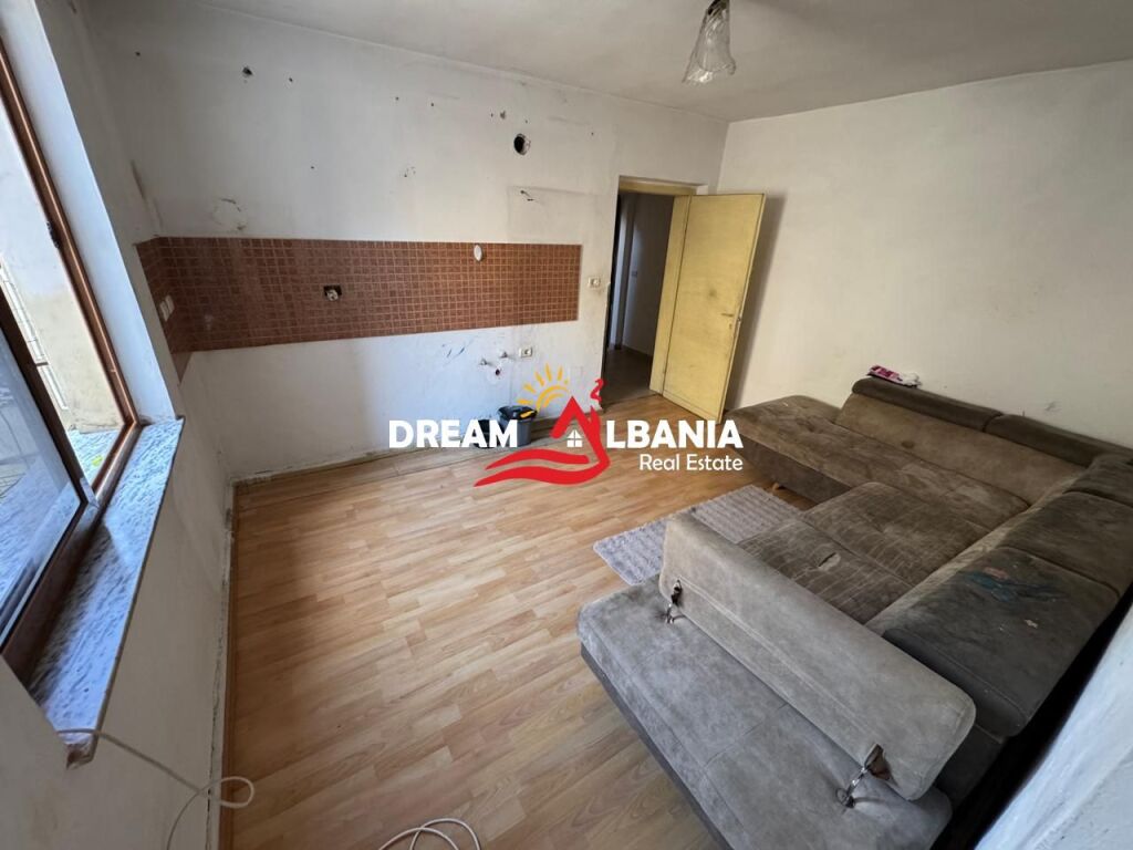 Shiten 2 Apartamente (1+1 dhe 2+1) tek Kryqezimi i 21 Dhjetorit (ID 4139190)