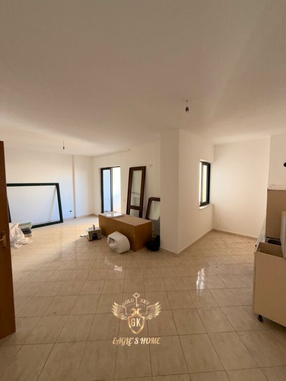 SHITET 2+1+2 me 2 Ballkone 150.000€ 📍Markata Durres