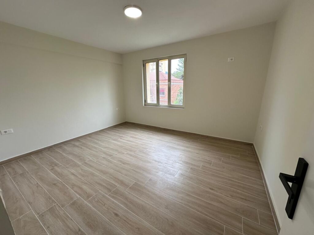 🏢Rruga e Durresit jepet me qera per zyra,apartament 3+1. 500Euro(Neto)   