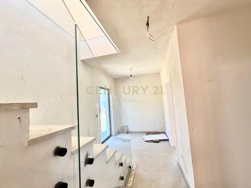 VILA E FUNDIT ! SHESIM SUPER VILE INDIVIDUALE ME PISHINE TEK GJIRI LALZIT, PRANE SAN PIETRO!